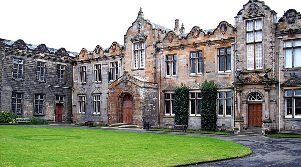 जगातील प्रतिष्ठित विद्यापीठ University of St Andrews लैंगिक शोषणाच्या आरोपामुळे वादाच्या भोवऱ्यात; 20 हून अधिक विद्यार्थिनींनी केले बलात्काराचे आरोप जगातील प्रतिष्ठित विद्यापीठ University of St Andrews लैंगिक शोषणाच्या आरोपामुळे वादाच्या भोवऱ्यात; 20 हून अधिक विद्यार्थिनींनी केले बलात्काराचे आरोप