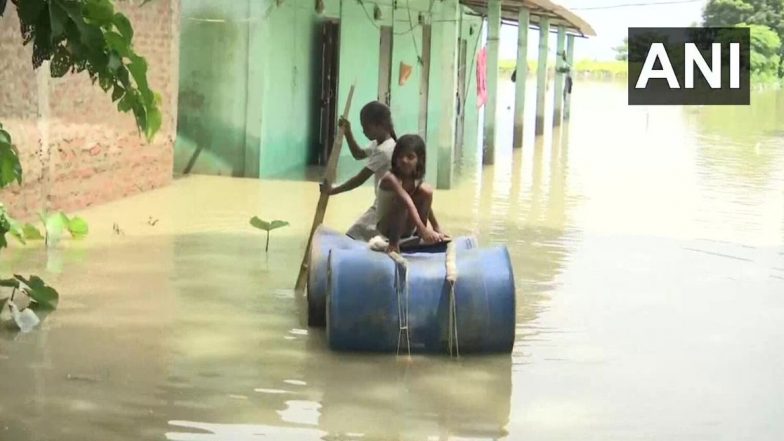 असम: मुसळधार पावसामुळे ब्रम्हपुत्रा नदीच्या पाण्याच्या पातळीत वाढ झाल्याने गुवाहाटी येथील गावात पुर परिस्थिती