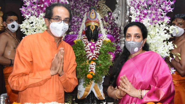 Ashadhi Ekadashi 2020 Mahapuja: विठूराया आम्हाला चमत्कार दाखव, तोंडाला पट्टी बांधून जीवन कसं जगायचं?, मुख्यमंत्री उद्धव बाळासाहेब ठाकरे यांचे विठ्ठलाला साकडे