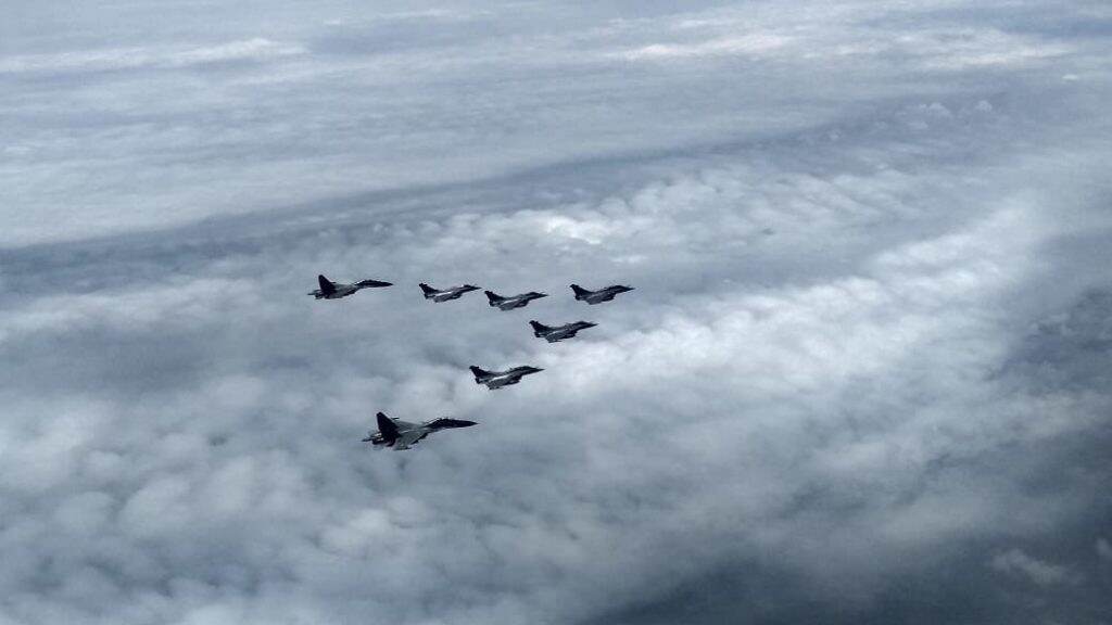 Rafale Fighter Aircraft: राफेल फायटर विमान ताफ्याचा भारतीय हवाई हद्दीत प्रवेश, काही मिनिटांतच अंबाला एअरबेसवर लँडींग- राजनाथ सिंह Rafale Fighter Aircraft: राफेल फायटर विमान ताफ्याचा भारतीय हवाई हद्दीत प्रवेश, काही मिनिटांतच अंबाला एअरबेसवर लँडींग- राजनाथ सिंह