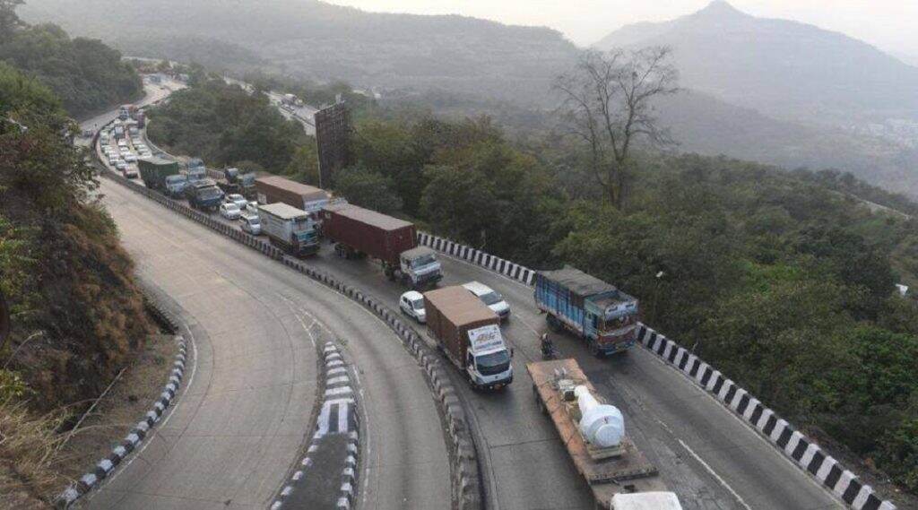 Mumbai- Pune Traffic Update: मुंंबई पुणे एक्स्प्रेस वे वर खोपोली जवळ उलटला तेलाचा टॅंकर, वाहतुक विस्कळीत Mumbai- Pune Traffic Update: मुंंबई पुणे एक्स्प्रेस वे वर खोपोली जवळ उलटला तेलाचा टॅंकर, वाहतुक विस्कळीत