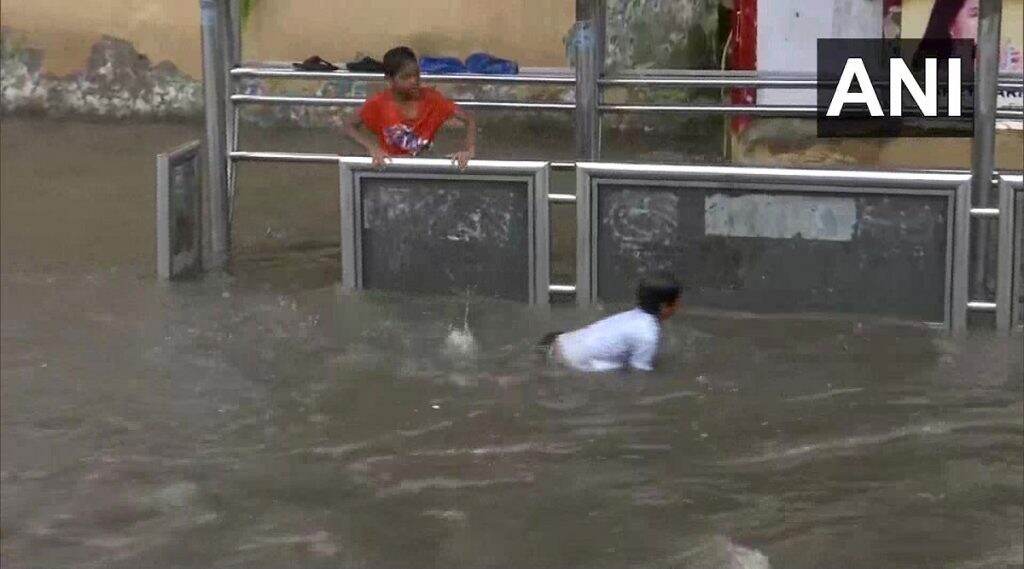 Mumbai Rains: मुंबईत मुसळधार पावसाचा सामना करण्यासाठी घेण्यात आलेल्या उपाययोजनांचा महापौर किशोरी पेडणेकर यांनी घेतला आढावा (Watch Video) Mumbai Rains: मुंबईत मुसळधार पावसाचा सामना करण्यासाठी घेण्यात आलेल्या उपाययोजनांचा महापौर किशोरी पेडणेकर यांनी घेतला आढावा (Watch Video)