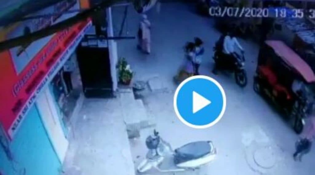 मद्यधुंद पोलिसाने आपल्या गाडीने महिलेला दोन वेळा चिरडले? पोलिसांनी दिले 'हे' स्पष्टीकरण (Watch Video) मद्यधुंद पोलिसाने आपल्या गाडीने महिलेला दोन वेळा चिरडले? पोलिसांनी दिले 'हे' स्पष्टीकरण (Watch Video)