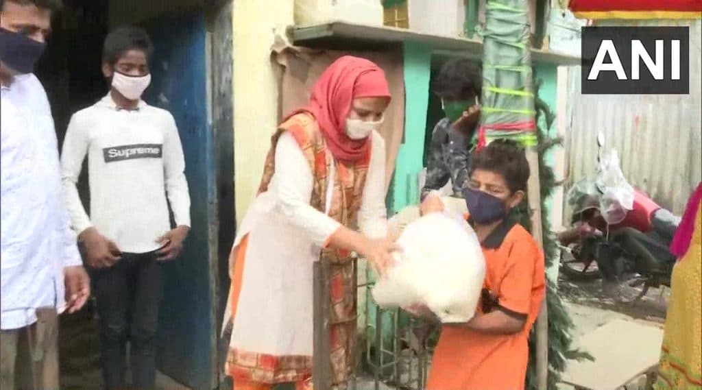 मुंबई: कोविड-19 लॉकडाऊनमध्ये मालाड येथील दाम्पत्याने PF मोडून केले अन्नवाटप; आतापर्यंत तब्बल 4.5 लाख खर्च मुंबई: कोविड-19 लॉकडाऊनमध्ये मालाड येथील दाम्पत्याने PF मोडून केले अन्नवाटप; आतापर्यंत तब्बल 4.5 लाख खर्च