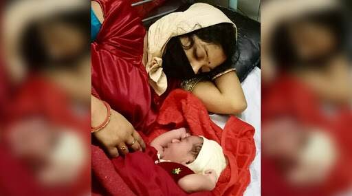 मुंबई-वाराणसी विशेष ट्रेनमधून प्रवास करणाऱ्या एका महिलेची इगतपुरी रेल्वे स्थानकात प्रसूती मुंबई-वाराणसी विशेष ट्रेनमधून प्रवास करणाऱ्या एका महिलेची इगतपुरी रेल्वे स्थानकात प्रसूती