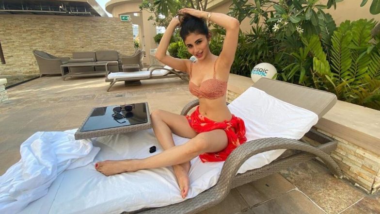 Mouni Roy Hot Photos: बॉलिवूड अभिनेत्री मौनी रॉय दुबईत करतीय एन्जॉय; पहा फोटोज