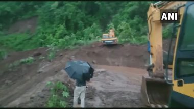 Landslide at Dhamandevi: रायगड मधील धामणदेवी गावात दरड कोसळल्याने मुंबई-गोवा राष्ट्रीय महामार्ग रात्रीपासून ठप्प; दरड उपसण्याचे काम सुरु