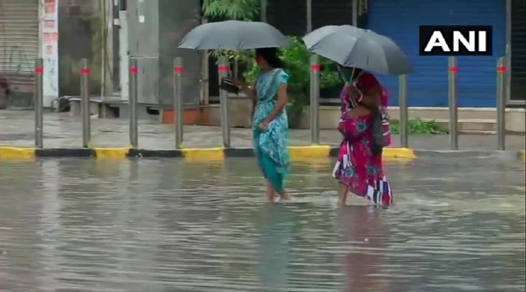 Monsoon Updates 2020: मुंबई, रायगड, ठाणे जिल्ह्यात पुढील 3 तासात मुसळधार पाऊसाची शक्यता Monsoon Updates 2020: मुंबई, रायगड, ठाणे जिल्ह्यात पुढील 3 तासात मुसळधार पाऊसाची शक्यता