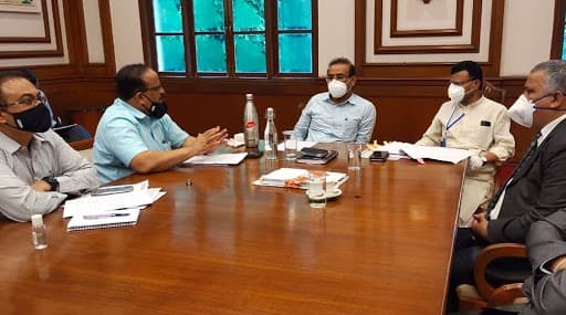 महाराष्ट्र सरकारने मास्क, सॅनिटायजरच्या दर निश्चित करण्यासाठी समिती गठीत करण्याचा घेतला निर्णय महाराष्ट्र सरकारने मास्क, सॅनिटायजरच्या दर निश्चित करण्यासाठी समिती गठीत करण्याचा घेतला निर्णय