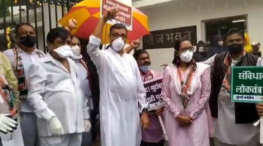 मुंबईतील राजभवनासमोर निदर्शने केल्यानंतर कॉंग्रेस नेते बाळासाहेब थोरात, अशोक चव्हाण, वर्षा गायकवाड यांनी ट्विटरच्या माध्यामातून दिल्या 'अशा' प्रतिक्रिया मुंबईतील राजभवनासमोर निदर्शने केल्यानंतर कॉंग्रेस नेते बाळासाहेब थोरात, अशोक चव्हाण, वर्षा गायकवाड यांनी ट्विटरच्या माध्यामातून दिल्या 'अशा' प्रतिक्रिया