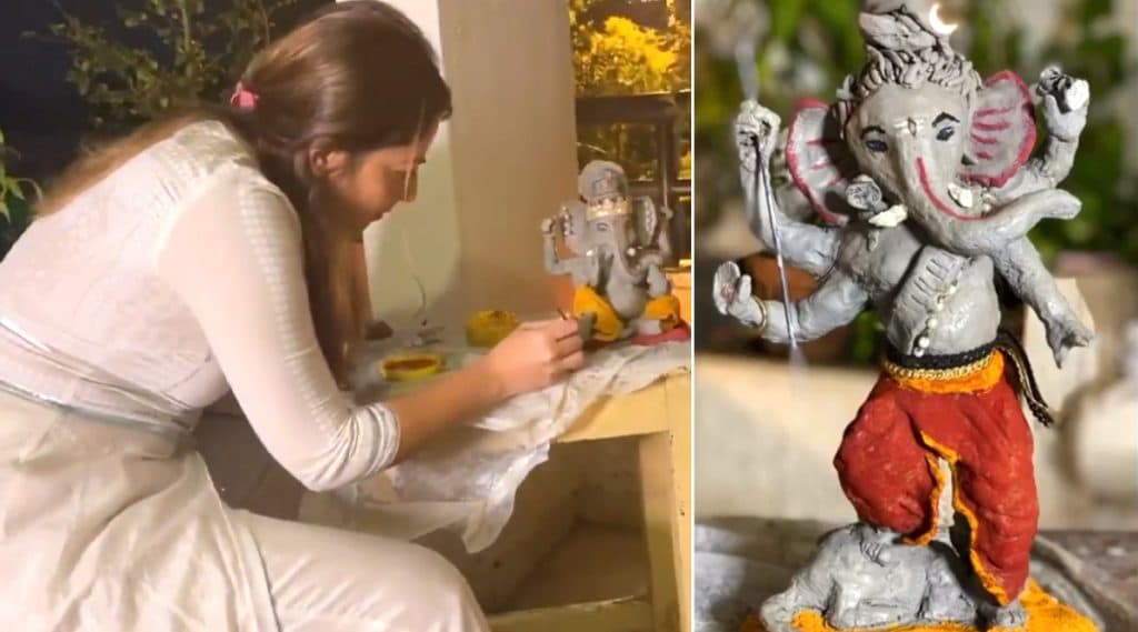 Marathi Celebrity Ganpati 2020: अभिनेत्री सोनाली कुलकर्णी च्या घरी 'अशी' घडली इको फ्रेंडली गणपती बाप्पाची ही मनमोहक मूर्ती, Watch Video Marathi Celebrity Ganpati 2020: अभिनेत्री सोनाली कुलकर्णी च्या घरी 'अशी' घडली इको फ्रेंडली गणपती बाप्पाची ही मनमोहक मूर्ती, Watch Video