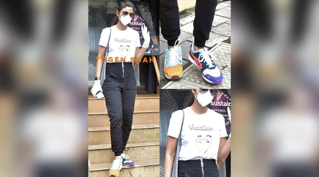 Shilpa Shetty हिच्या शूजची 'ही' अजब फॅशन पाहून तुम्हीही माराल डोक्यावर हात; Watch Photos Shilpa Shetty हिच्या शूजची 'ही' अजब फॅशन पाहून तुम्हीही माराल डोक्यावर हात; Watch Photos