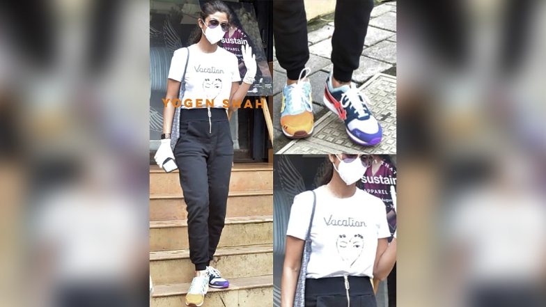 Shilpa Shetty हिच्या शूजची 'ही' अजब फॅशन पाहून तुम्हीही माराल डोक्यावर हात; Watch Photos