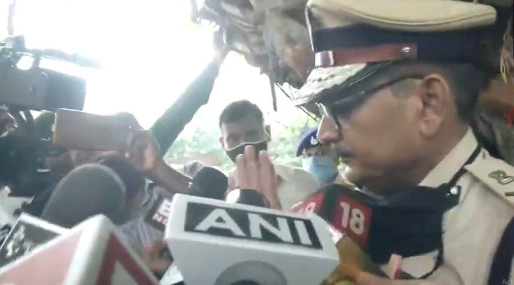 Sushant Singh Rajput Case: 'बिहारच्या मुख्यमंत्र्यांवर भाष्य करण्याची रिया चक्रवर्ती ची लायकी नाही'- Bihar DGP गुप्तेश्वर पांडे यांची प्रतिक्रिया Sushant Singh Rajput Case: 'बिहारच्या मुख्यमंत्र्यांवर भाष्य करण्याची रिया चक्रवर्ती ची लायकी नाही'- Bihar DGP गुप्तेश्वर पांडे यांची प्रतिक्रिया