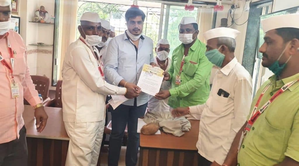 कोरोना संकटामुळे अडचणीत असलेल्या मुंबईच्या डब्बेवाल्यांसाठी आमदार रोहित पवार यांनी पुढे केला मदतीचा हात; सामान्यांनाही निधी मध्ये मदत करण्यासाठी आवाहन कोरोना संकटामुळे अडचणीत असलेल्या मुंबईच्या डब्बेवाल्यांसाठी आमदार रोहित पवार यांनी पुढे केला मदतीचा हात; सामान्यांनाही निधी मध्ये मदत करण्यासाठी आवाहन