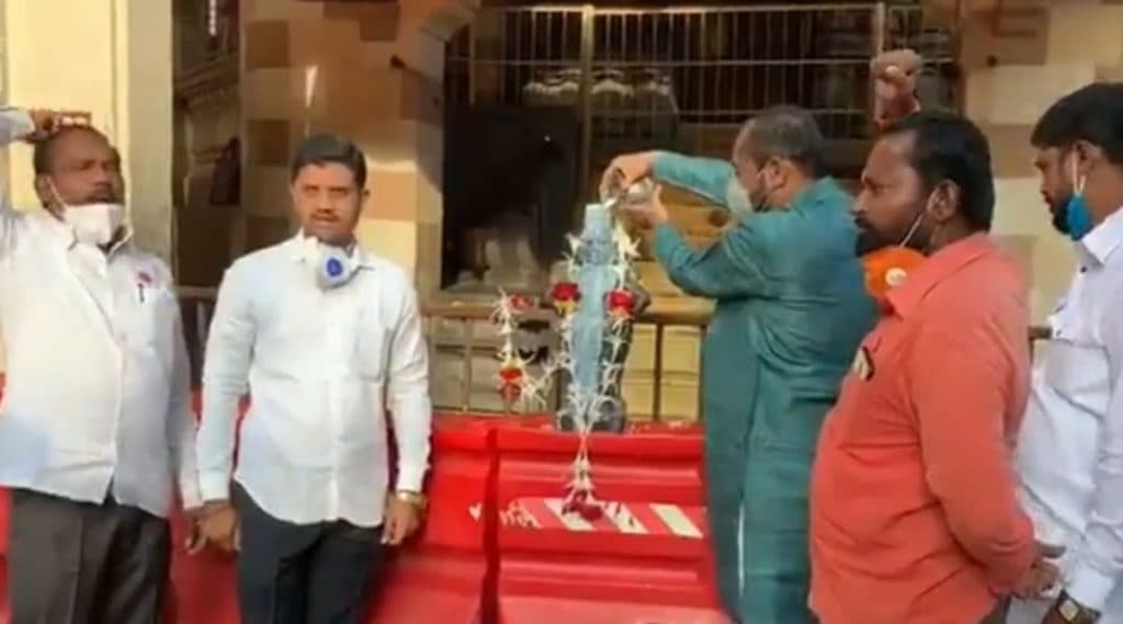 महाराष्ट्र राज्यभर दूध दरवाढीसाठी आंदोलनं सुरू; पुणे, पंढरपूर मध्ये निदर्शनं महाराष्ट्र राज्यभर दूध दरवाढीसाठी आंदोलनं सुरू; पुणे, पंढरपूर मध्ये निदर्शनं