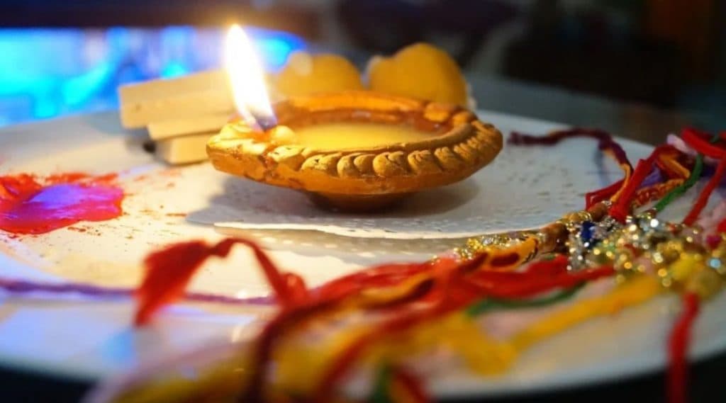 Raksha Bandhan 2020 Muhurat Time: भद्र काळात राखी बांधणं का टाळलं जातं? जाणून घ्या रक्षाबंधनाचा भद्र, राहू काळ कोणता आणि शुभ मुहूर्त काय? Raksha Bandhan 2020 Muhurat Time: भद्र काळात राखी बांधणं का टाळलं जातं? जाणून घ्या रक्षाबंधनाचा भद्र, राहू काळ कोणता आणि शुभ मुहूर्त काय?