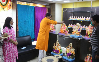 Ganeshotsav 2020: दिल्ली येथील ‘मऱ्हाटी’ महाराष्ट्र एम्पोरियमच्या दालनात गणेशमुर्तीचे प्रदर्शन व विक्रीला सुरुवात; महाराष्ट्र लघु उद्योग विकास महामंडळाचा उपक्रम