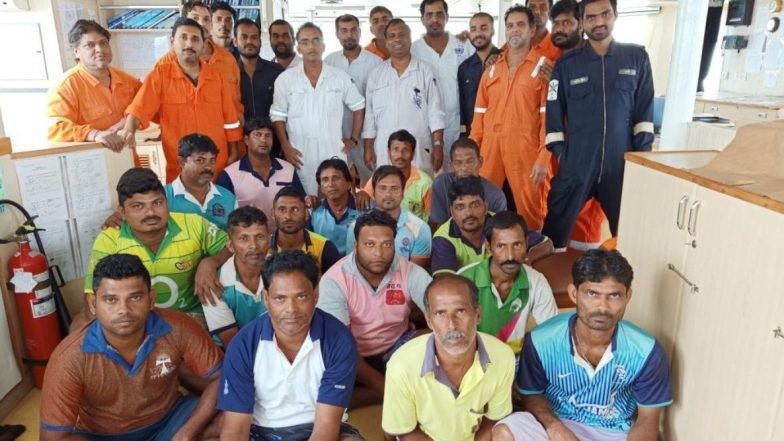 ठाणे:  अर्नाळाच्या समुद्रात अडकलेल्या 16 मच्छिमारांची MRCC च्या पथकाकडून सुखरुप सुटका