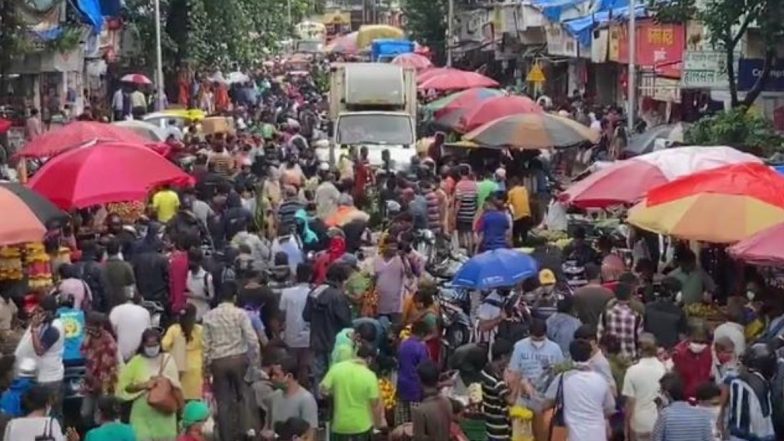 मुंबई: गणेशोत्सवानिमित्त दादर मधील फुलमार्केट मध्ये खरेदी करण्यासाठी नागरिकांची गर्दी, पहा व्हिडिओ