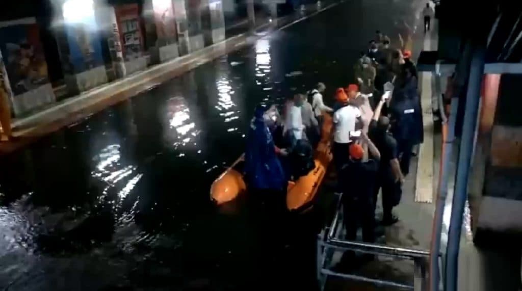 Heavy Rains In Mumbai: पावसामुळे मुंबई लोकलमध्ये अडकलेल्या 290 प्रवाशांची NDRF पथकाकडून सुटका Heavy Rains In Mumbai: पावसामुळे मुंबई लोकलमध्ये अडकलेल्या 290 प्रवाशांची NDRF पथकाकडून सुटका
