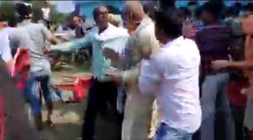 बिहार: भाजप समर्थकांना बदडले, खासदारांनाही धक्काबुक्की? संतप्त पूरग्रस्तांचा कथीत व्हिडिओ सोशल मीडियावर व्हायरल बिहार: भाजप समर्थकांना बदडले, खासदारांनाही धक्काबुक्की? संतप्त पूरग्रस्तांचा कथीत व्हिडिओ सोशल मीडियावर व्हायरल