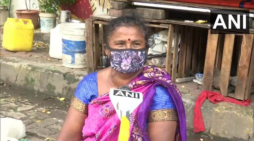 मुंबई: भर पावसात 7 तास उभे राहून वाहनांना दिशा दाखवणाऱ्या कांता मुर्ती यांना BMC अधिकाऱ्यांचा दणका (Watch Video) मुंबई: भर पावसात 7 तास उभे राहून वाहनांना दिशा दाखवणाऱ्या कांता मुर्ती यांना BMC अधिकाऱ्यांचा दणका (Watch Video)