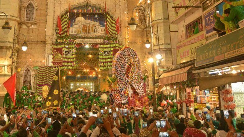 Mumbai Muharram 2020: मोहरमसाठी मुंबईत केवळ 5 जणांच्या मिरवणुकीला हायकोर्टाने दिली मंजूरी, मात्र महाराष्ट्रात अन्य जिल्ह्यात बंदी कायम Mumbai Muharram 2020: मोहरमसाठी मुंबईत केवळ 5 जणांच्या मिरवणुकीला हायकोर्टाने दिली मंजूरी, मात्र महाराष्ट्रात अन्य जिल्ह्यात बंदी कायम