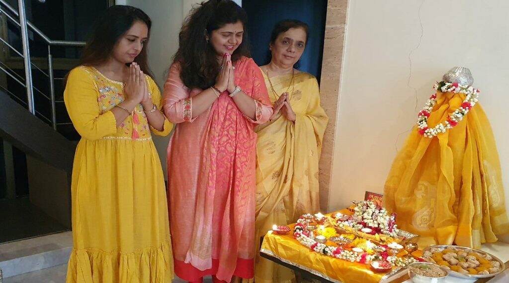 Ram Mandir Bhumi Pujan: पंकजा आणि प्रितम मुंडे यांनी गुढी उभारुन साजरा केला राम मंदिर भूमिपूजनाचा आनंद (See Pics) Ram Mandir Bhumi Pujan: पंकजा आणि प्रितम मुंडे यांनी गुढी उभारुन साजरा केला राम मंदिर भूमिपूजनाचा आनंद (See Pics)