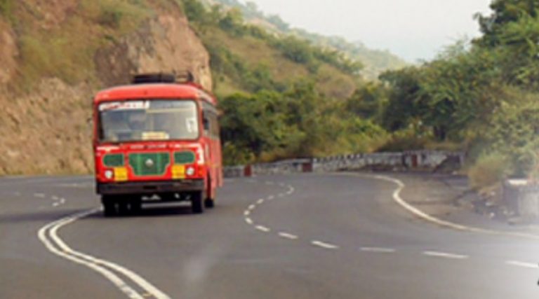 ST Bus Swept Away in Yavatmal Video:  यवतमाळ जिल्ह्यात एसटी बस पूराच्या पाहण्यात वाहून गेली;