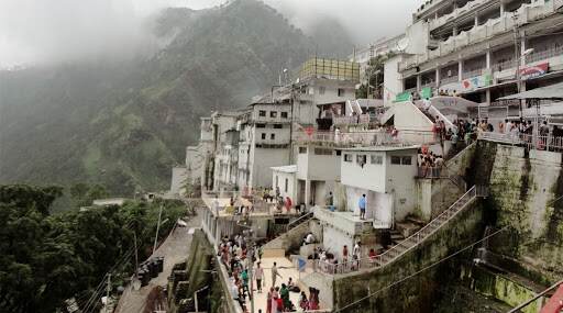 Mata Vaishno Devi Yatra: वैष्णो देवी मंदिराचे दरवाजे दर्शनासाठी खुले; मात्र, भाविकांना करावं लागणार 'या' अटीचं पालन Mata Vaishno Devi Yatra: वैष्णो देवी मंदिराचे दरवाजे दर्शनासाठी खुले; मात्र, भाविकांना करावं लागणार 'या' अटीचं पालन