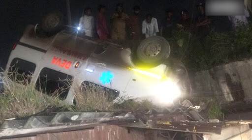 Ambulance Falls Off Flyover: अमर महल पुलावरून रुग्णवाहिका खाली कोसळल्याने 2 जण जखमी; मुंबईतील चेंबूर येथील घटना Ambulance Falls Off Flyover: अमर महल पुलावरून रुग्णवाहिका खाली कोसळल्याने 2 जण जखमी; मुंबईतील चेंबूर येथील घटना