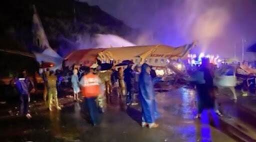 Kozhikode Plane Crash: केरळच्या कोझिकोडमधील विमान दुर्घटनेदरम्यान बचाव कार्य करणाऱ्या 22 जणांना कोरोना विषाणूची लागण Kozhikode Plane Crash: केरळच्या कोझिकोडमधील विमान दुर्घटनेदरम्यान बचाव कार्य करणाऱ्या 22 जणांना कोरोना विषाणूची लागण