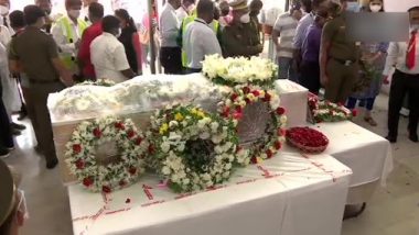 Air India Express pilot Captain Deepak Sathe’s mortal remains reach Mumbai: केरळच्या कोझीकोडमध्ये झालेल्या विमान अपघातामध्ये मरण पावलेले वैमानिक दीपक साठे यांना एअर इंडियाकडून अखेरची मानवंदना