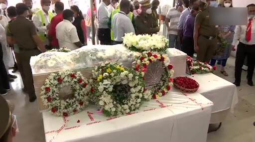 Air India Express pilot Captain Deepak Sathe’s mortal remains reach Mumbai: केरळच्या कोझीकोडमध्ये झालेल्या विमान अपघातामध्ये मरण पावलेले वैमानिक दीपक साठे यांना एअर इंडियाकडून अखेरची मानवंदना Air India Express pilot Captain Deepak Sathe’s mortal remains reach Mumbai: केरळच्या कोझीकोडमध्ये झालेल्या विमान अपघातामध्ये मरण पावलेले वैमानिक दीपक साठे यांना एअर इंडियाकडून अखेरची मानवंदना