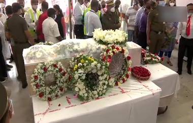 Air India Express pilot Captain Deepak Sathe’s mortal remains reach Mumbai: केरळच्या कोझीकोडमध्ये झालेल्या विमान अपघातामध्ये मरण पावलेले वैमानिक दीपक साठे यांना एअर इंडियाकडून अखेरची मानवंदना