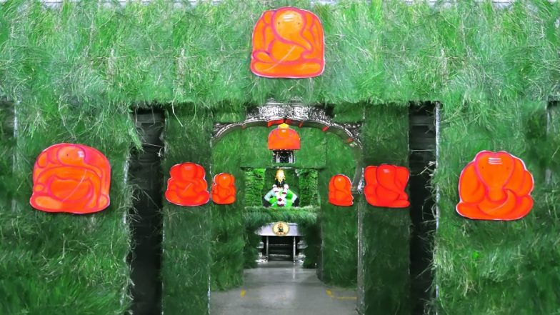 Ganesh Chaturthi 2020: गणेश चतुर्थी निमित्त पंढरपूर विठ्ठल रुक्मिणी मंदिरात दुर्वांची आकर्षक आरास; गाभाऱ्यात साकारले अष्टविनायकांचे रुप (View Photos)