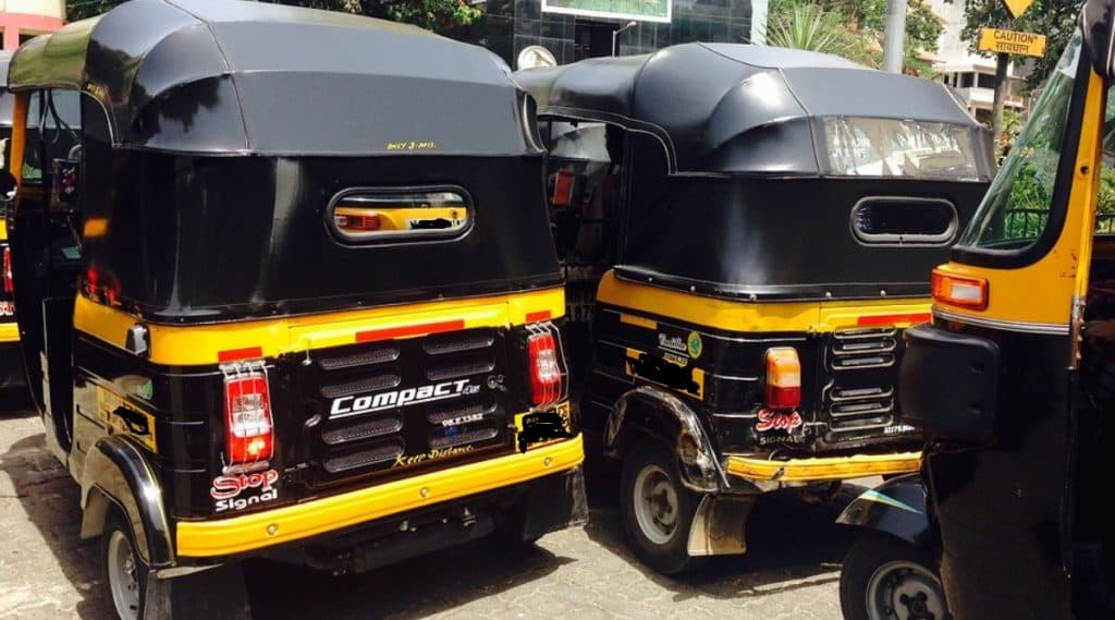 Honest Auto Rickshaw Driver: तब्बल 11 तोळे सोने, 20 हजार रुपयांची रोख रक्कम केली परत, पुणे येथील रिक्षाचालक विठ्ठल मापारे यांचा प्रामाणिकपणा Honest Auto Rickshaw Driver: तब्बल 11 तोळे सोने, 20 हजार रुपयांची रोख रक्कम केली परत, पुणे येथील रिक्षाचालक विठ्ठल मापारे यांचा प्रामाणिकपणा