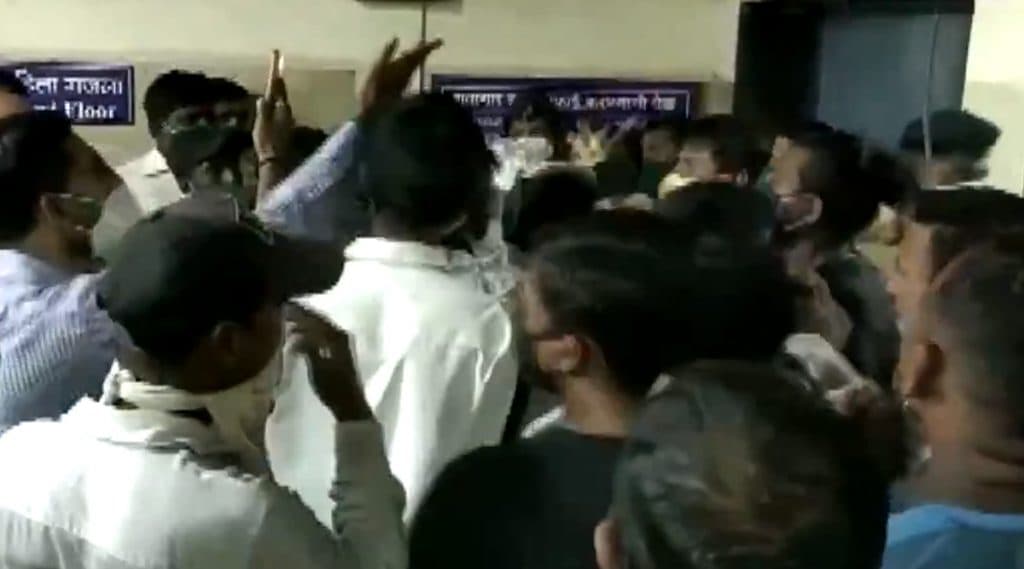 धक्कादायक! मुंबईतील सायन रुग्णालयात मृतदेहांची अदलाबदल झाल्याने 2 कर्मचा-यांना केले निलंबित, रुग्णाचे आधीच अन्य कुटूंबाकडून अंत्यसंस्कार झाल्याने नातेवाईकांचा आक्रोश धक्कादायक! मुंबईतील सायन रुग्णालयात मृतदेहांची अदलाबदल झाल्याने 2 कर्मचा-यांना केले निलंबित, रुग्णाचे आधीच अन्य कुटूंबाकडून अंत्यसंस्कार झाल्याने नातेवाईकांचा आक्रोश