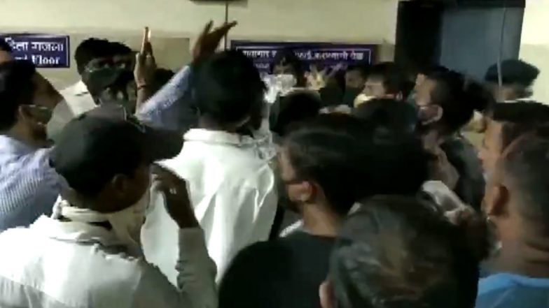 धक्कादायक! मुंबईतील सायन रुग्णालयात मृतदेहांची अदलाबदल झाल्याने 2 कर्मचा-यांना केले निलंबित, रुग्णाचे आधीच अन्य कुटूंबाकडून अंत्यसंस्कार झाल्याने नातेवाईकांचा आक्रोश