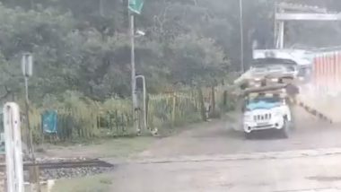 Horrible Accident In Madhya Pradesh: खेडा फाटक येथील अंगावर काटा उभा करणाऱ्या अपघाताचा धक्कादायक व्हिडिओ सोशल मीडियात व्हायरल (Watch Video)