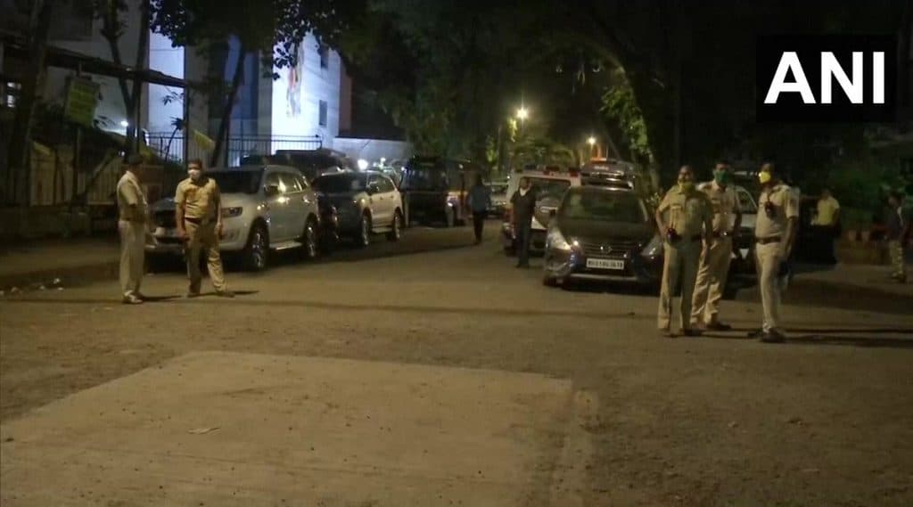 MLA Residence Mumbai: आमदार निवास बॉम्बने उडवून देण्याच्या फोन कॉलने खळबळ, इमारत मध्यरात्री केली रिकामी MLA Residence Mumbai: आमदार निवास बॉम्बने उडवून देण्याच्या फोन कॉलने खळबळ, इमारत मध्यरात्री केली रिकामी