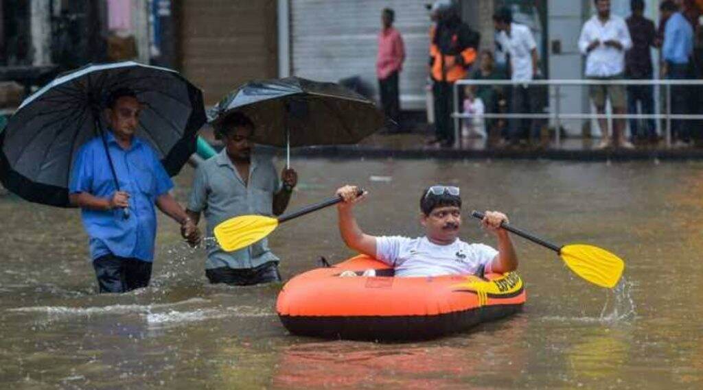 Mumbai Rains Update: तब्बल 39 वर्षांनी पुन्हा एकदा इतिहासाची पुनरावृत्ती, मुंबई शहरात मुसळधार पाऊस; राजकारण्यांच्या मात्र आरोप-प्रत्यारोपांच्या सरी Mumbai Rains Update: तब्बल 39 वर्षांनी पुन्हा एकदा इतिहासाची पुनरावृत्ती, मुंबई शहरात मुसळधार पाऊस; राजकारण्यांच्या मात्र आरोप-प्रत्यारोपांच्या सरी