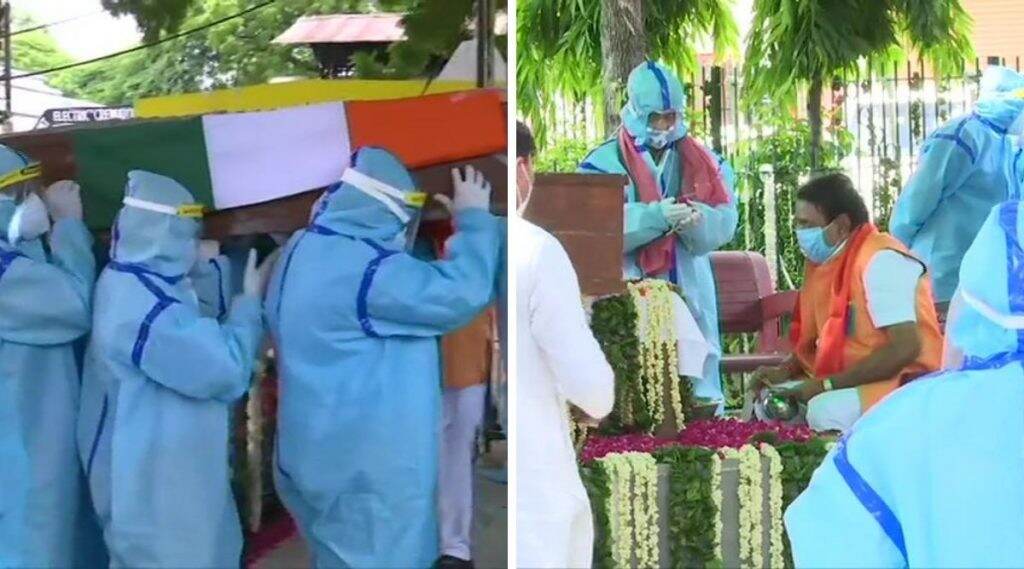 Pranab Mukherjee Funeral: माजी राष्ट्रपती प्रणब मुखर्जी यांंना अखेरचा निरोप, सोशल डिस्टंंसिंग पाळत पुत्र अभिजीत मुखर्जी यांंनी केले अंत्यविधी Pranab Mukherjee Funeral: माजी राष्ट्रपती प्रणब मुखर्जी यांंना अखेरचा निरोप, सोशल डिस्टंंसिंग पाळत पुत्र अभिजीत मुखर्जी यांंनी केले अंत्यविधी