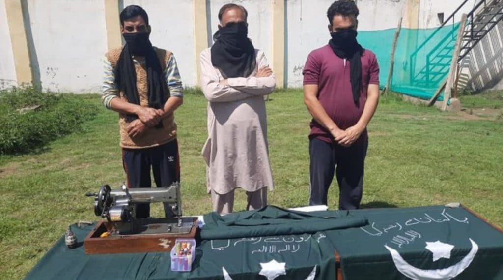 Jammu Kashmir: जम्मू काश्मीर मध्ये पाकिस्तान चा झेंडा फडकवणार्या तिघांंना अटक, एक हॅण्ड ग्रेनेड सुद्धा जप्त Jammu Kashmir: जम्मू काश्मीर मध्ये पाकिस्तान चा झेंडा फडकवणार्या तिघांंना अटक, एक हॅण्ड ग्रेनेड सुद्धा जप्त