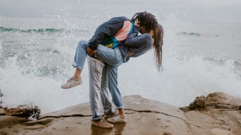 Sex in Public Places लोकांंना इतका का आवडतो? यासाठी कारण असलेल्या Agoraphilia Fetish बाबत सविस्तर माहिती घ्या