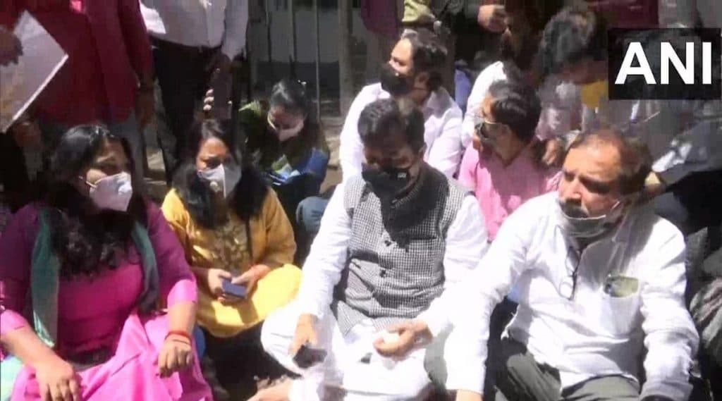 Retired Navy Officer Beaten in Maharashtra: नौदलाच्या माजी अधिकाऱ्यांना मारहाण करणाऱ्या शिवसेनेच्या कार्यकर्त्यांना जामीन दिल्याने आरोपींवर अजामीनपात्र गुन्हा दाखल करण्यासाठी भाजप नेते आणि मुलीकडून आंदोलन Retired Navy Officer Beaten in Maharashtra: नौदलाच्या माजी अधिकाऱ्यांना मारहाण करणाऱ्या शिवसेनेच्या कार्यकर्त्यांना जामीन दिल्याने आरोपींवर अजामीनपात्र गुन्हा दाखल करण्यासाठी भाजप नेते आणि मुलीकडून आंदोलन