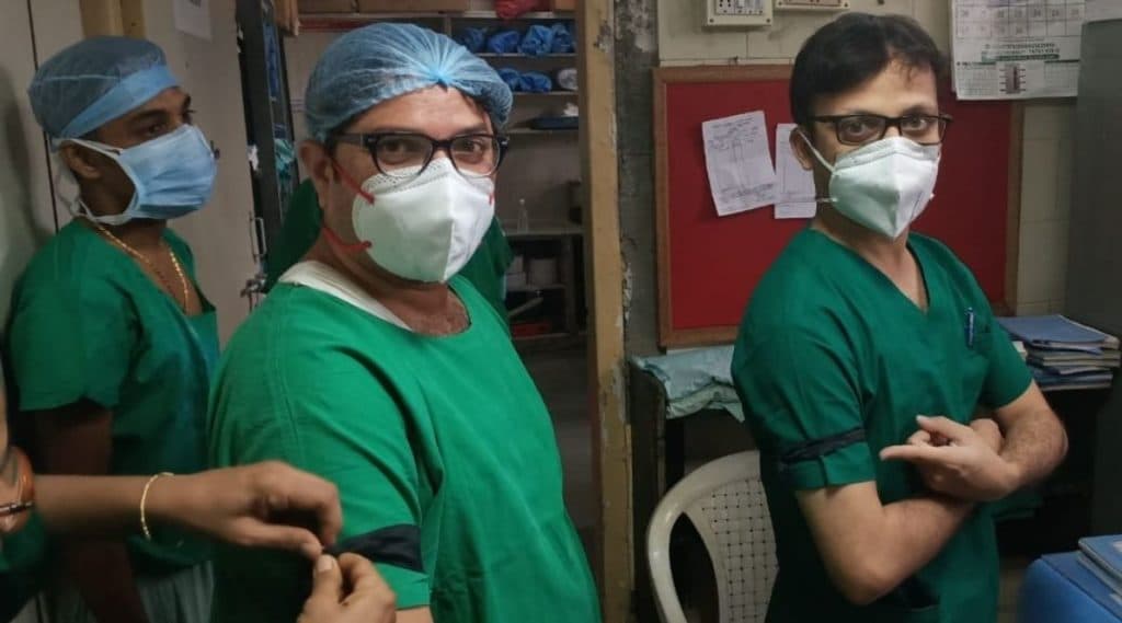 Resident Doctors Protest In Mumbai: कोविड वॉर्डमध्ये उपचार केल्यानंतर 7 ऐवजी केवळ 1 दिवस रजा देण्याचा नियमाचा मुंबईमध्ये रहिवासी डॉक्टरांकडून निषेध; दंडावर काळी पट्टी बांधत कामावर रूजु Resident Doctors Protest In Mumbai: कोविड वॉर्डमध्ये उपचार केल्यानंतर 7 ऐवजी केवळ 1 दिवस रजा देण्याचा नियमाचा मुंबईमध्ये रहिवासी डॉक्टरांकडून निषेध; दंडावर काळी पट्टी बांधत कामावर रूजु