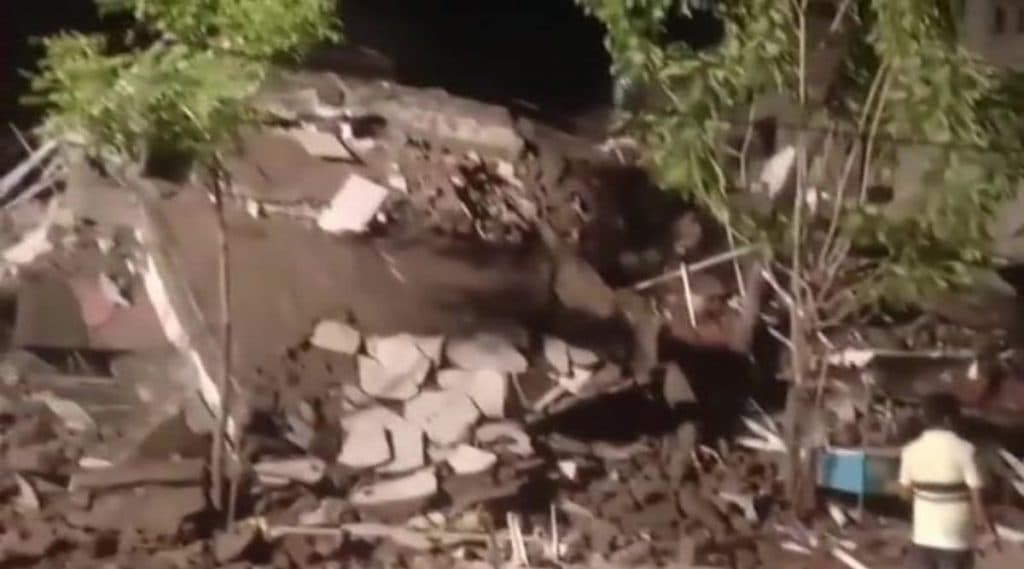 Palghar Building Collapsed: नालासोपारा मध्ये 4 मजली रहिवासी इमारत कोसळली; जीवितहानी नाही Palghar Building Collapsed: नालासोपारा मध्ये 4 मजली रहिवासी इमारत कोसळली; जीवितहानी नाही