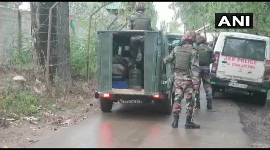 Jammu and Kashmir: जम्मू-काश्मीर मधील बारामूला येथे सुरक्षारक्षक आणि दहशतवाद्यांमध्ये चकमक सुरु Jammu and Kashmir: जम्मू-काश्मीर मधील बारामूला येथे सुरक्षारक्षक आणि दहशतवाद्यांमध्ये चकमक सुरु